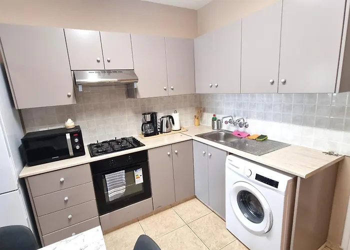 5 Min Walk To Beach, Perfect Seaside Escape 3br Shared *