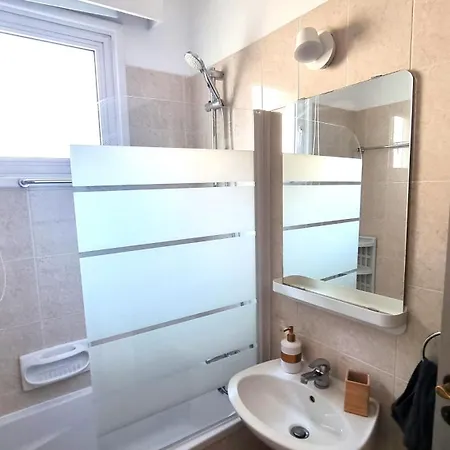 5 Min Walk To Beach, Perfect Seaside Escape 3br Shared ホームステイ *