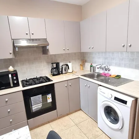 5 Min Walk To Beach, Perfect Seaside Escape 3br Shared *