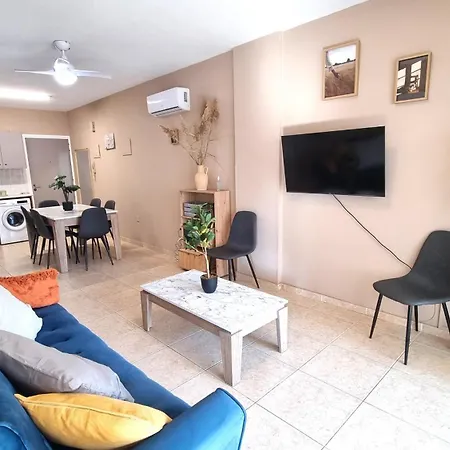 Проживання в сім'ї 5 Min Walk To Beach, Perfect Seaside Escape 3br Shared *