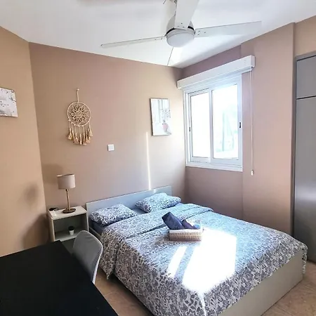 Проживання в сім'ї 5 Min Walk To Beach, Perfect Seaside Escape 3br Shared Ларнака