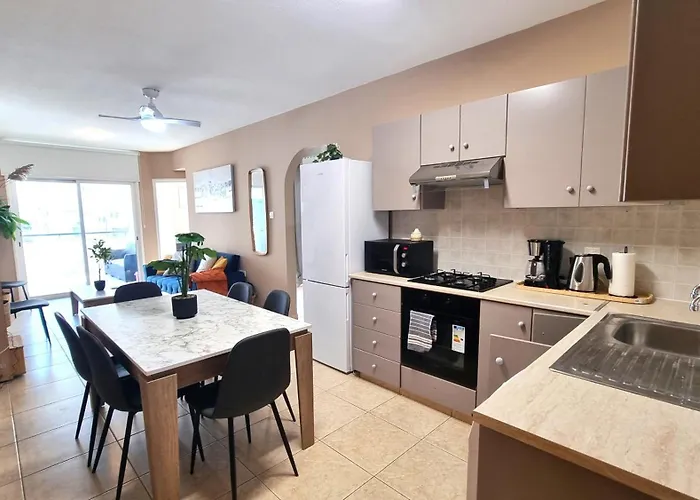 5 Min Walk To Beach, Perfect Seaside Escape 3br Shared Δωμάτια σε οικογενειακή κατοικία Λάρνακα