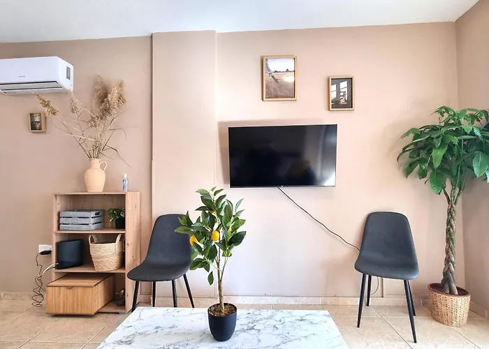 Δωμάτια σε οικογενειακή κατοικία 5 Min Walk To Beach, Perfect Seaside Escape 3br Shared Λάρνακα