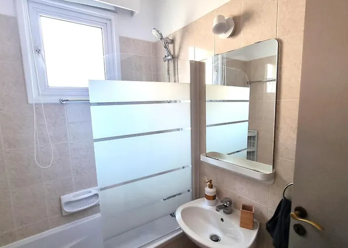 5 Min Walk To Beach, Perfect Seaside Escape 3br Shared Homestay *