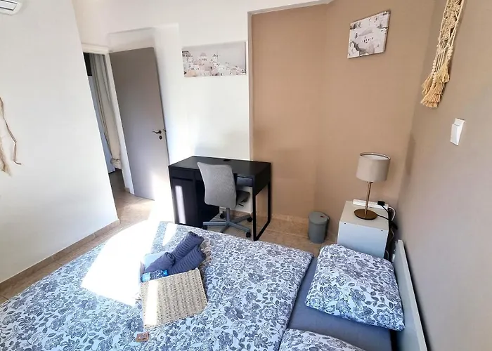 5 Min Walk To Beach, Perfect Seaside Escape 3br Shared Homestay Larnaca