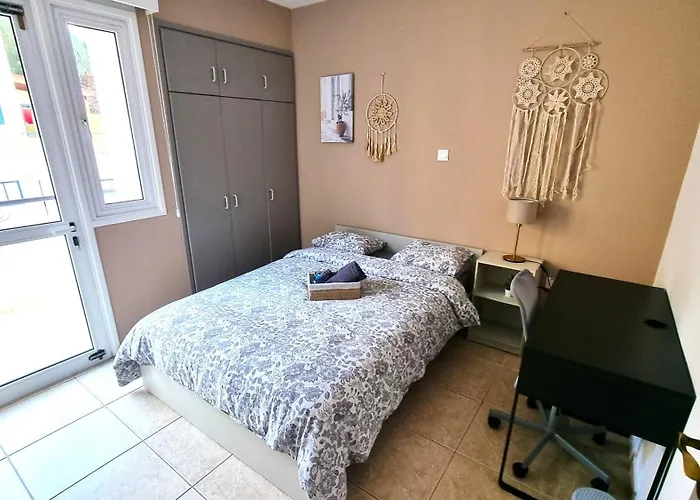 5 Min Walk To Beach, Perfect Seaside Escape 3br Shared Larnaca