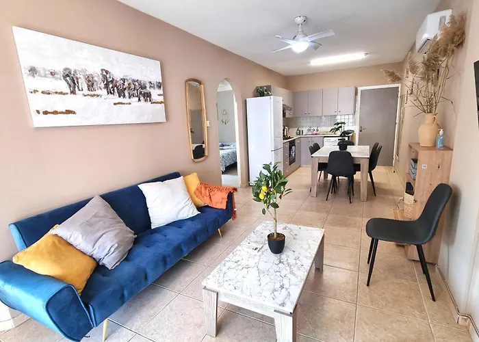 5 Min Walk To Beach, Perfect Seaside Escape 3br Shared * Λάρνακα