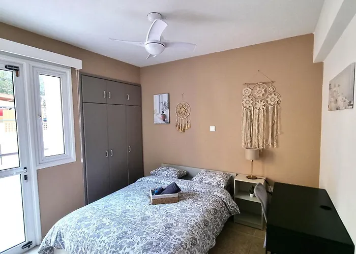 5 Min Walk To Beach, Perfect Seaside Escape 3br Shared Λάρνακα