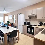 5 Min Walk To Beach, Perfect Seaside Escape 3br Shared Kwatera prywatna Larnaca