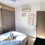 5 Min Walk To Beach, Perfect Seaside Escape 3br Shared *
