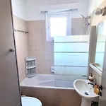 Kwatera prywatna 5 Min Walk To Beach, Perfect Seaside Escape 3br Shared Larnaca