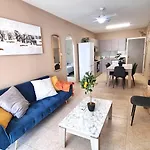 5 Min Walk To Beach, Perfect Seaside Escape 3br Shared * Larnaca