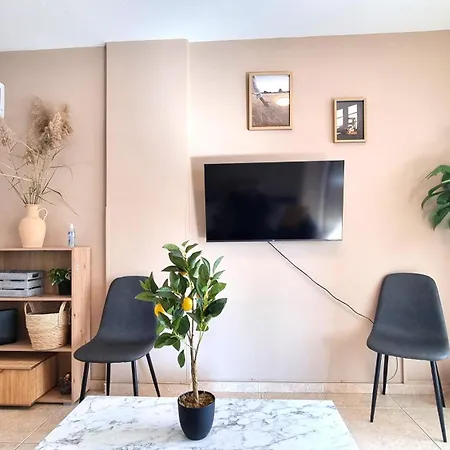 Kwatera prywatna 5 Min Walk To Beach, Perfect Seaside Escape 3br Shared Larnaca