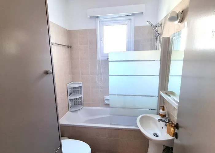 Kwatera prywatna 5 Min Walk To Beach, Perfect Seaside Escape 3br Shared Larnaca